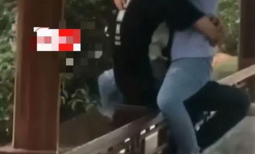 公园情侣不雅视频,公园情侣不雅视频引发社会热议