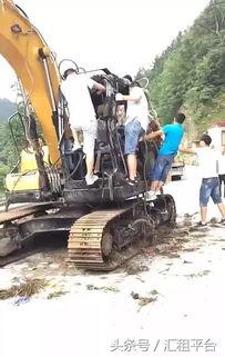 挖掘机翻视频,惊心动魄的工地现场
