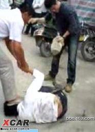 外国小偷被暴打视频,外国小偷遭暴打现场视频引发热议